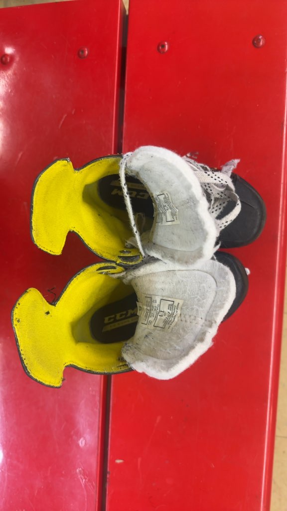 CCM Super Tacks 9350 Youth Hockey Skates Used Size 11
