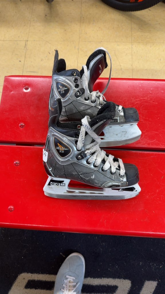 CCM Vector 3.0 Hockey Skates Used Size 2.5