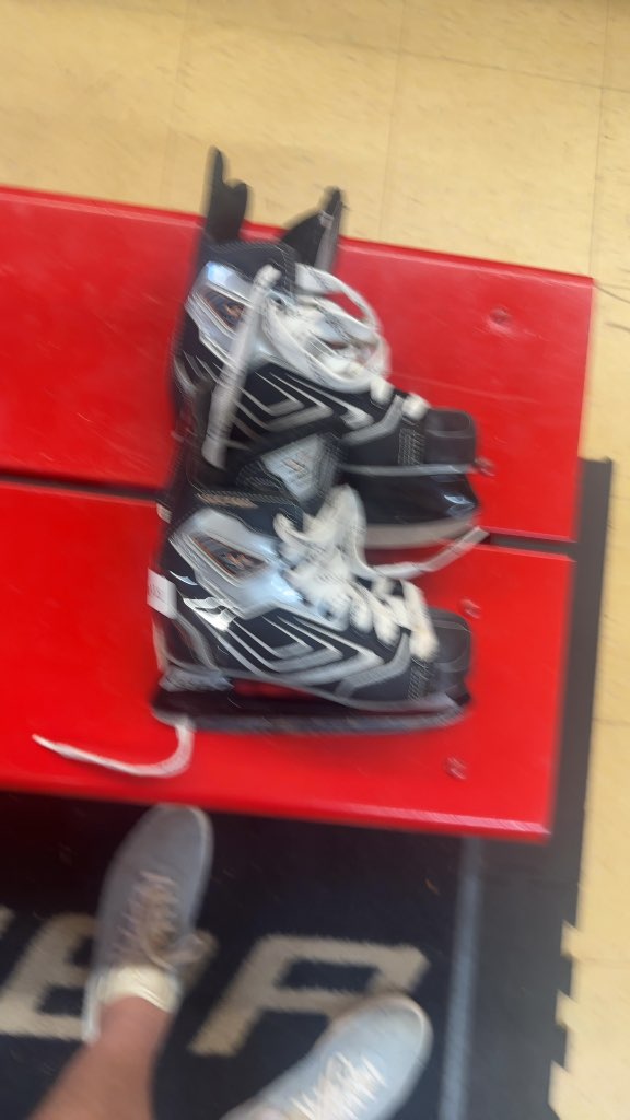 CCM Vector 4.0 Youth Hockey Skates Used Size 13.5Y