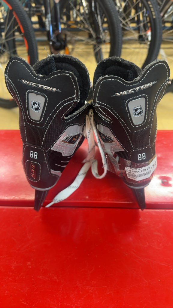 CCM Vector 4.0 Youth Hockey Skates Used Size 13.5Y