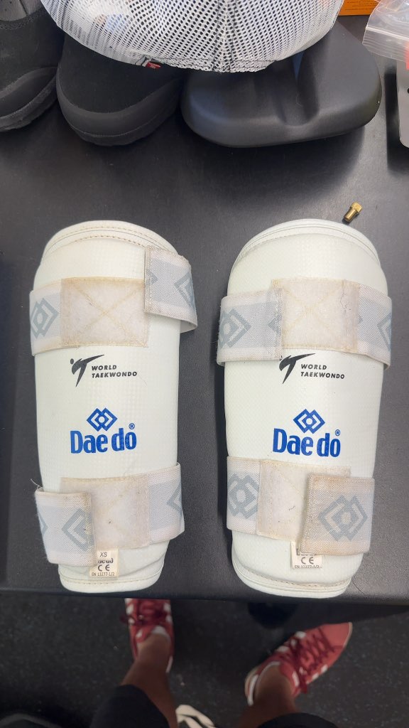 Dae do World Taekwondo Shin Guards White Used XS