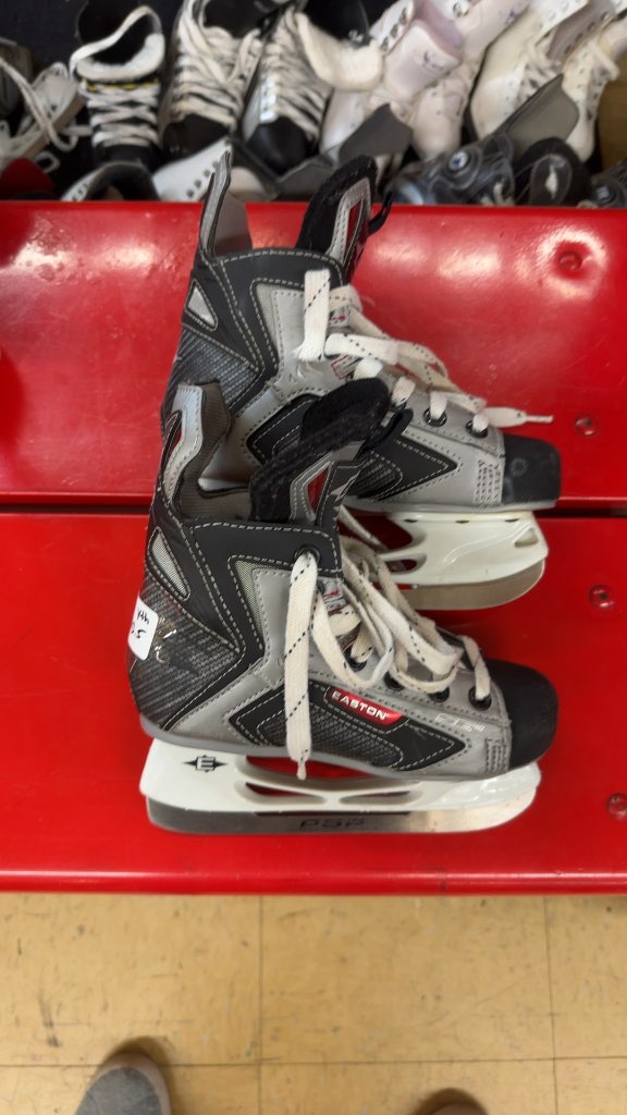 Easton Hockey Skates SE10 Youth Used Size 13.5