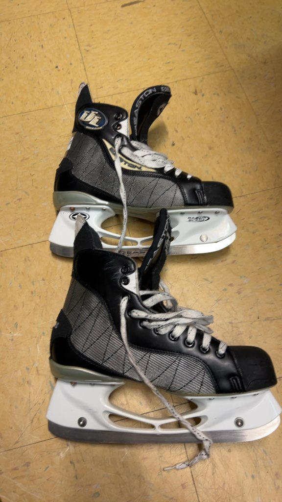 Easton Hockey Skates Ultra Lite Size 9.5E
