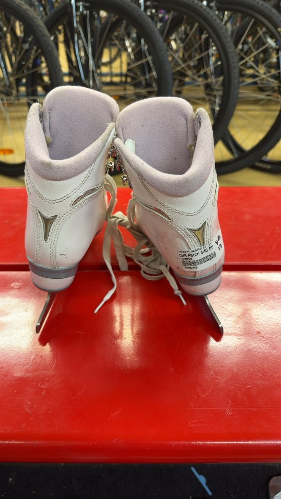 Jackson  Youth Figure Skates White Size 12Y Used