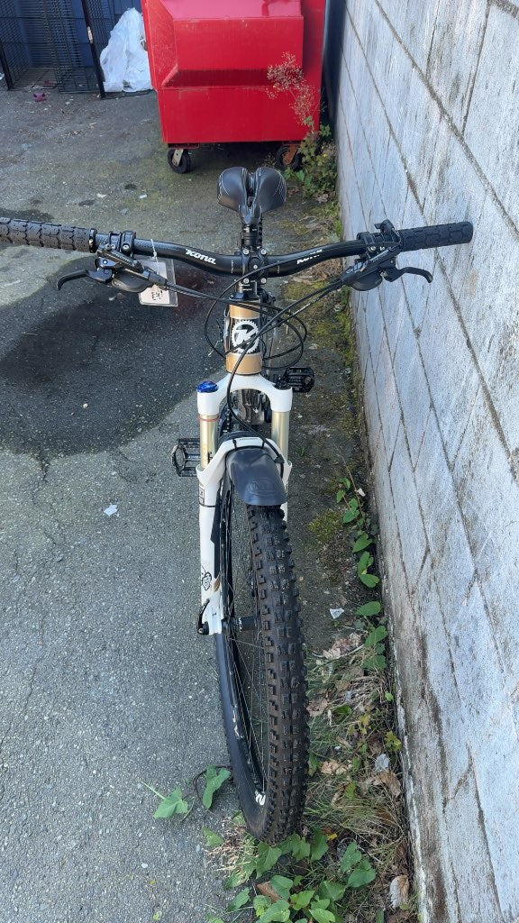Kona Hei Hei Deluxe 29" Mountain Bike-in very good condition