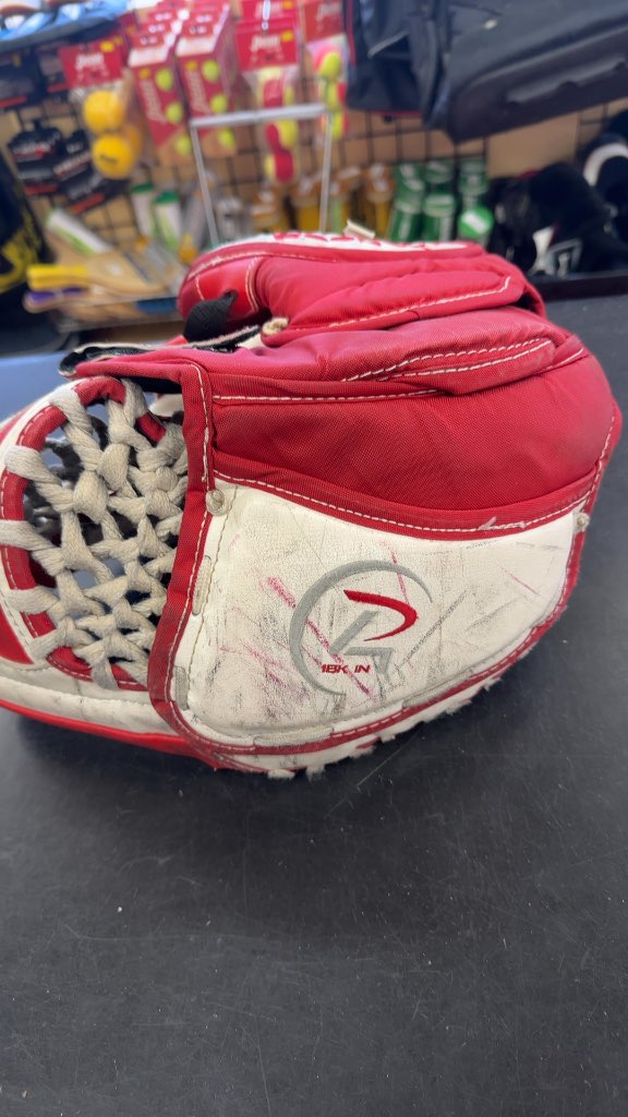 Reebok Goalie Catcher 18K Red/White Used Intermediate

Some damaged to it on the lower palm and at the top.  Priced for street or backup use