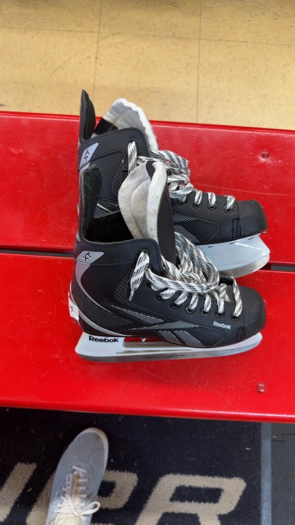 Reebok Hockey Skates XT Black/Silver Good Condition Size 4