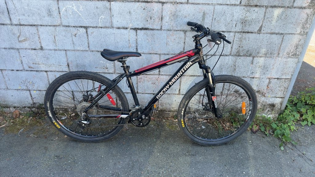 Rocky Mountain Edge Mountain Bike Black/Red 15" Frame 26" Wheels Good Condition