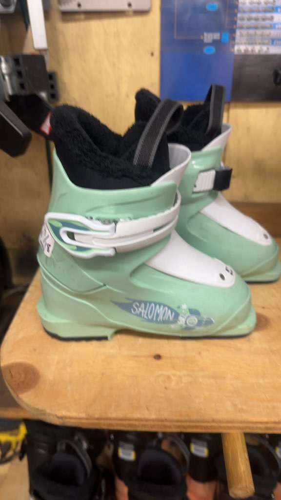 Salomon Kids Ski Boots Mint Green Used Size 17/18