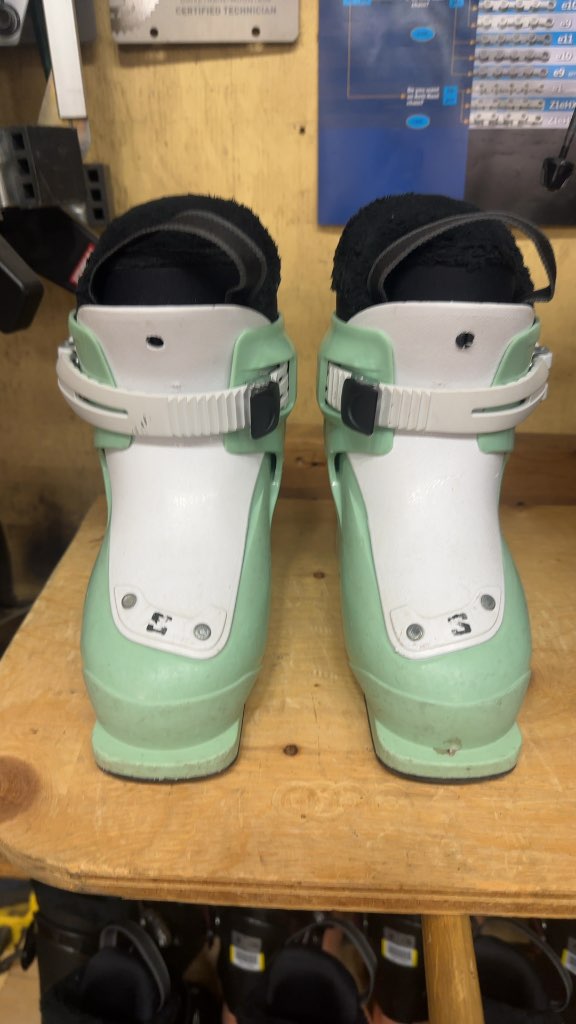 Salomon Kids Ski Boots Mint Green Used Size 17/18
