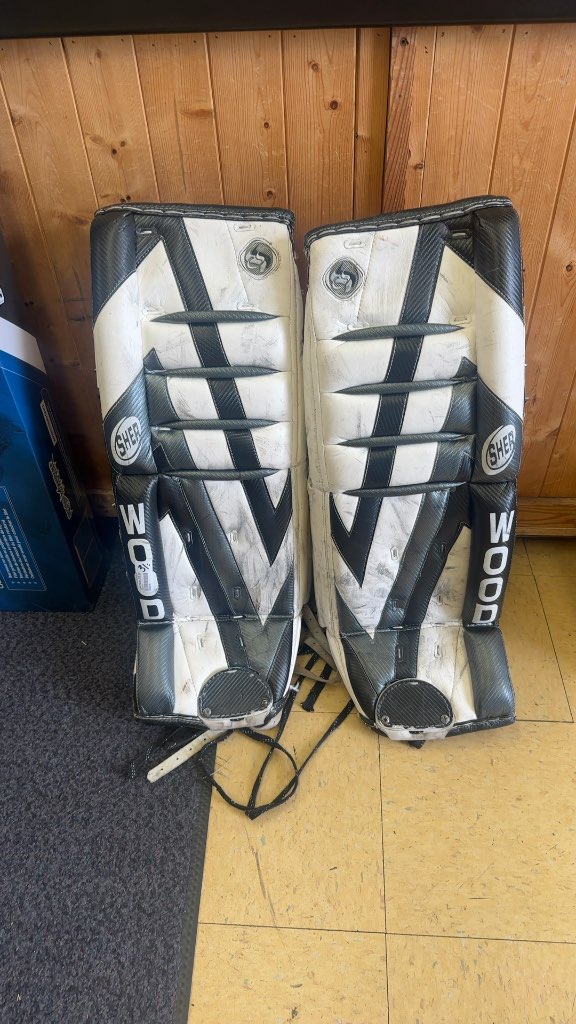 Sher-Wood Hawk System Goalie Leg Pads White/Black Used 31"