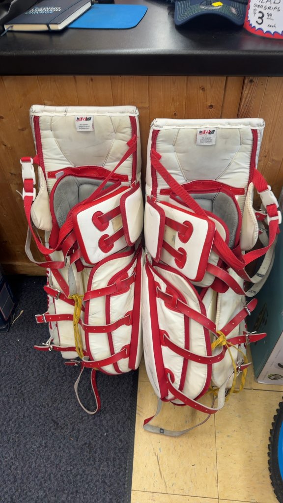 Simmons Goalie Leg Pads 994 White/Red Used