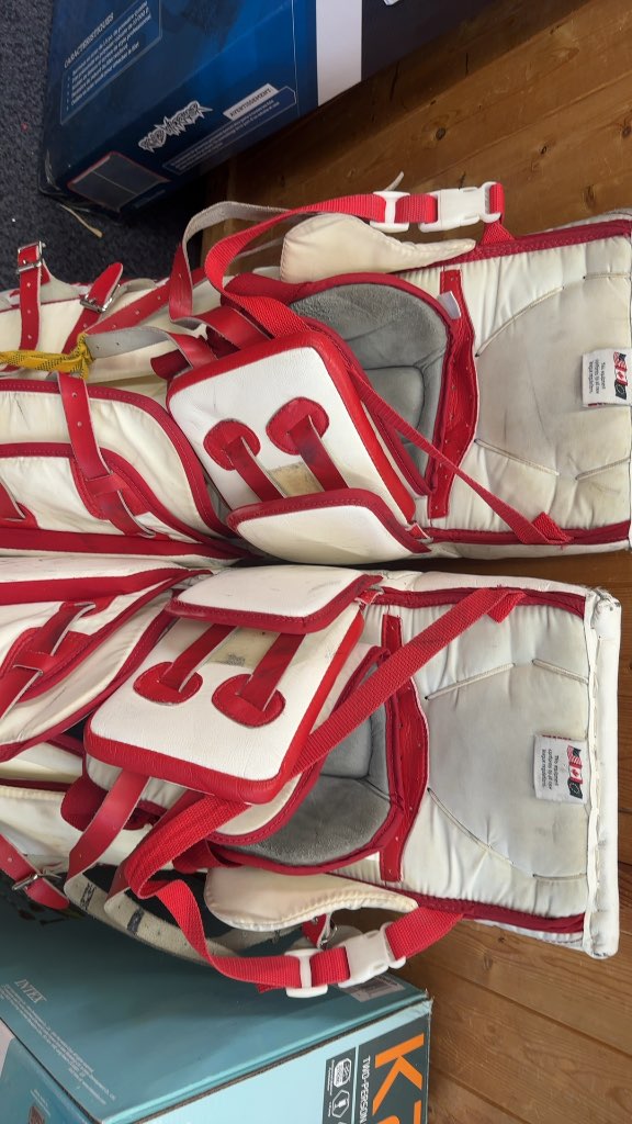 Simmons Goalie Leg Pads 994 White/Red Used