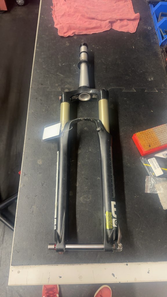 SR Suntour Epicon 26" Thru Axle Suspension Fork - Used