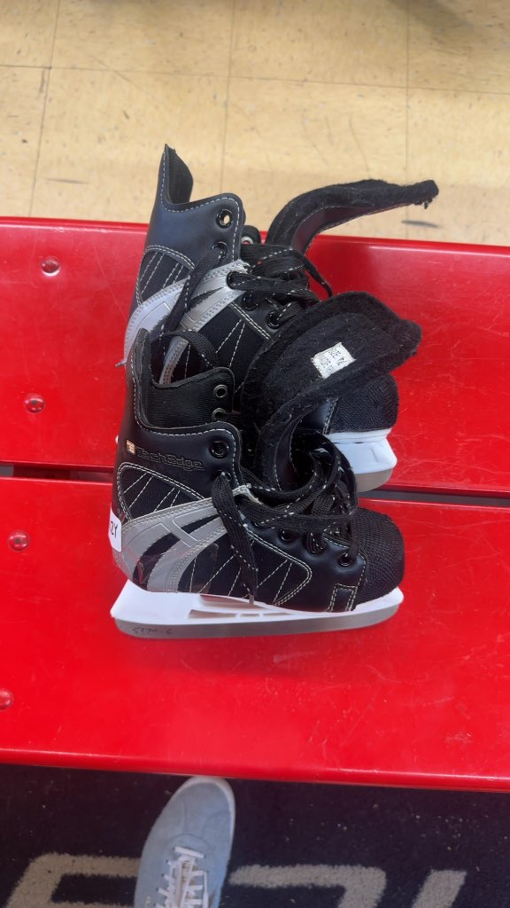TechEdge Ice Skates Youth 12Y Used Black/Silver