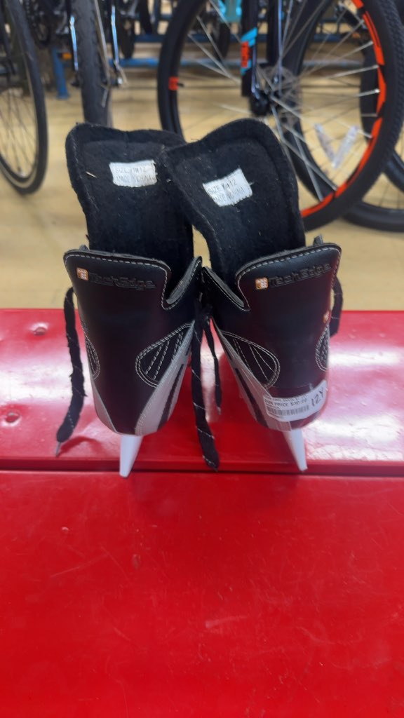 TechEdge Ice Skates Youth 12Y Used Black/Silver