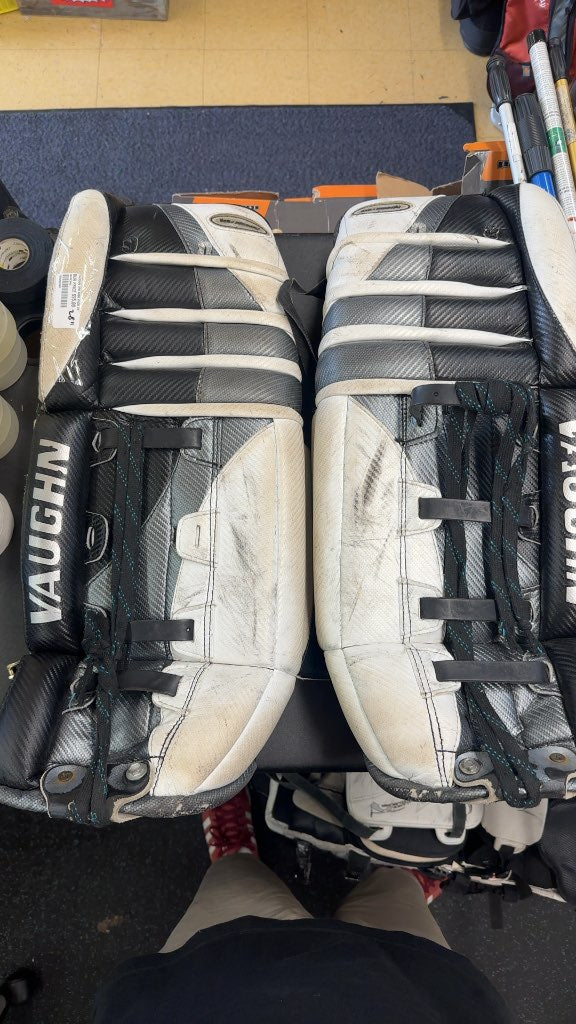 Vaughn Goalie Pads Velocity V6 6060 Used 28"