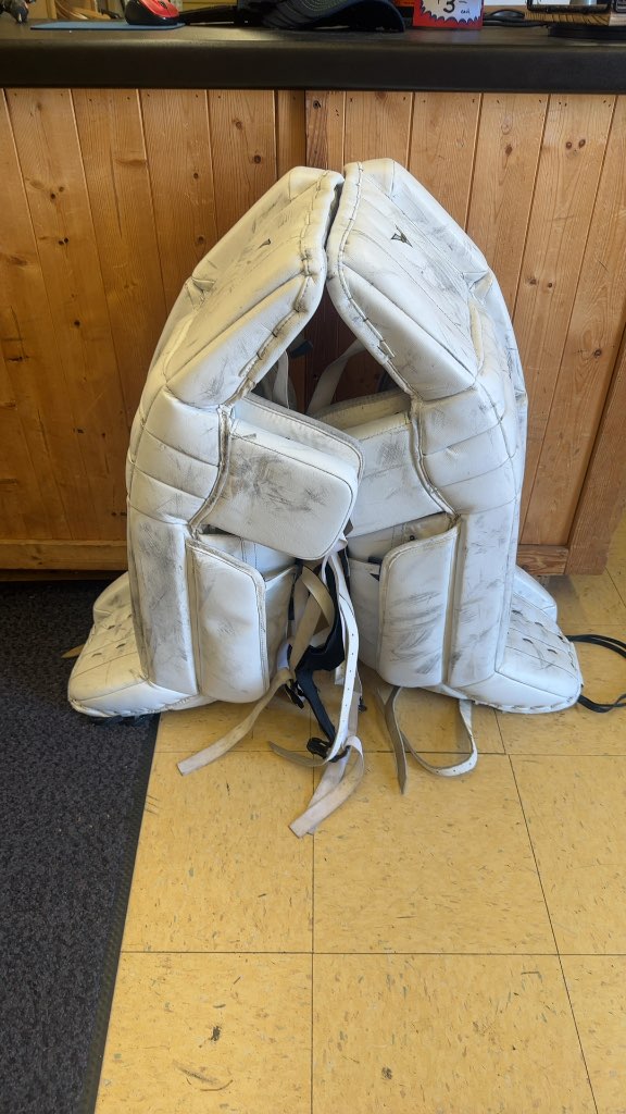 Vaughn Goalie Pads Velocity White Used 36+1
