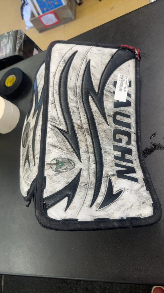 Vaughn Hockey Goalie Blocker Velocity White/Black Used(small tear in palm doesn’t go all the way thru)