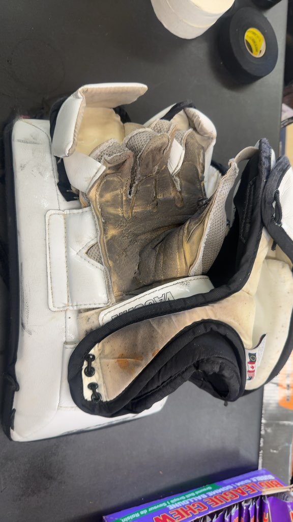 Vaughn Hockey Goalie Blocker Velocity White/Black Used(small tear in palm doesn’t go all the way thru)