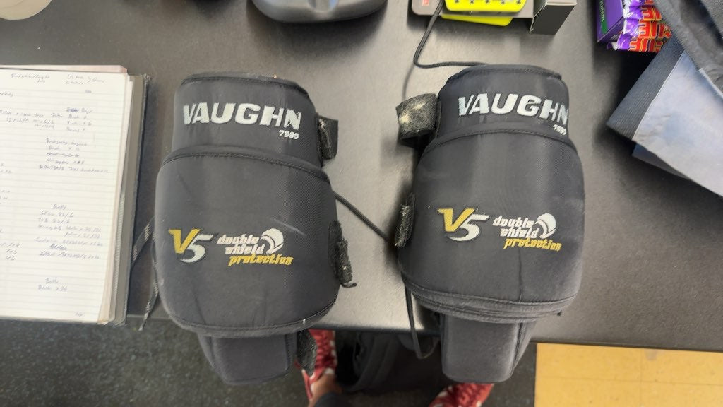 Vaughn V5 7990 Double Shield Goalie Knee Guards Used Black-Senior