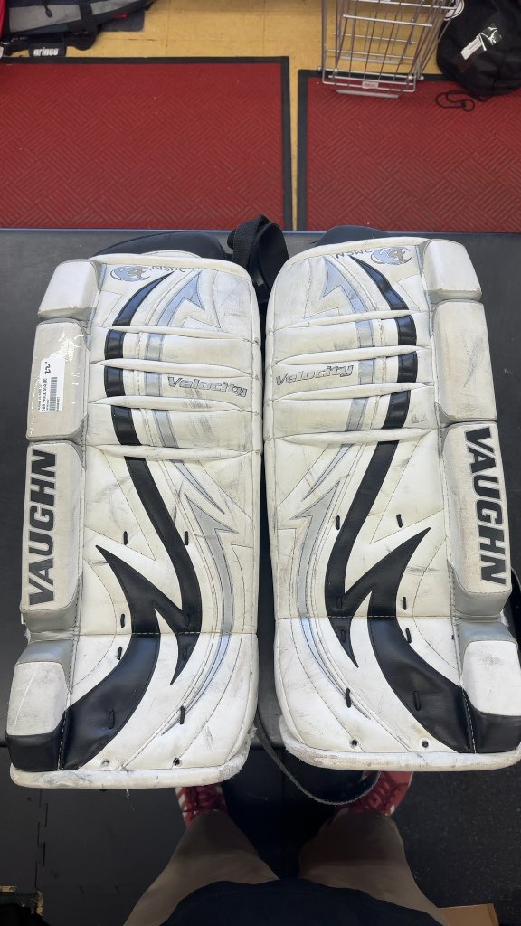 Vaughn Velocity V4 Goalie Leg Pads Used 22"