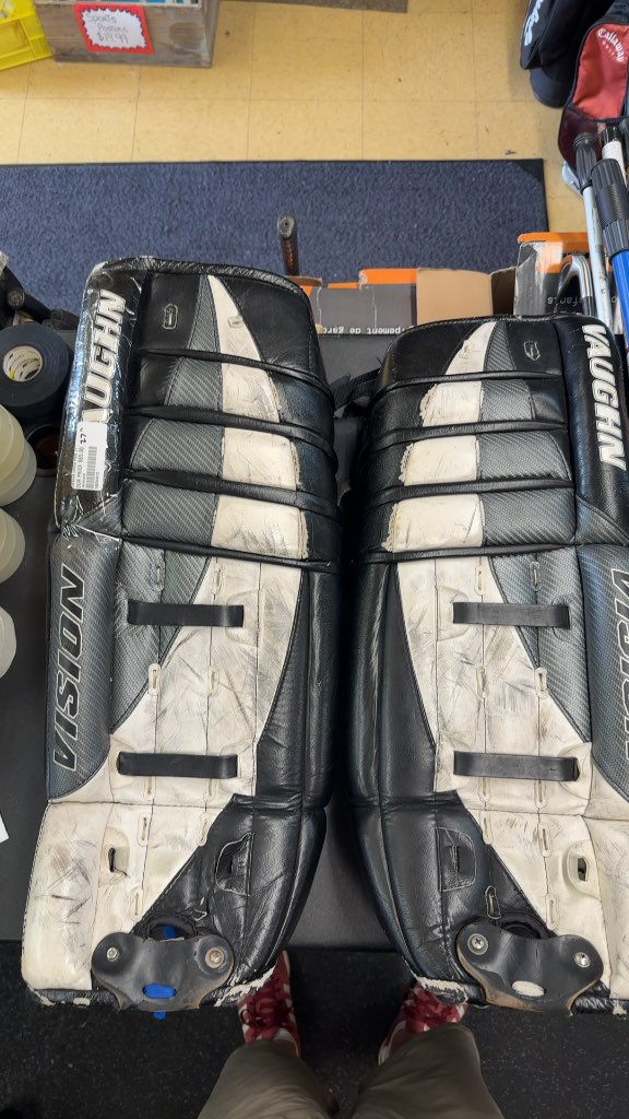 Vaughn Vision Goalie Leg Pads Black/White Used 27"