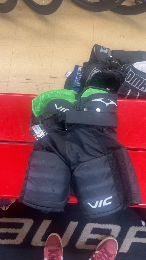 VIC CX2 Junior Hockey Pants Black Used Junior Medium