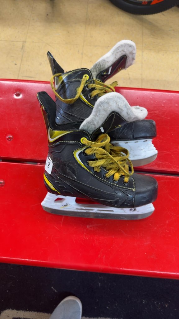 Vic HX 03 Hockey Skates Used Size 3
