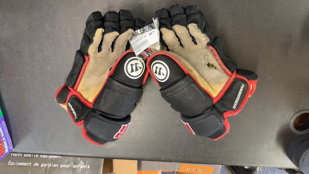 Warrior Alpha Hawks Hockey Gloves Black/Red Used 14"
Hole in one Palm