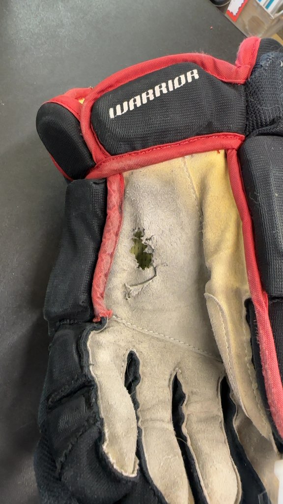 Warrior Alpha Hawks Hockey Gloves Black/Red Used 14"
Hole in one Palm