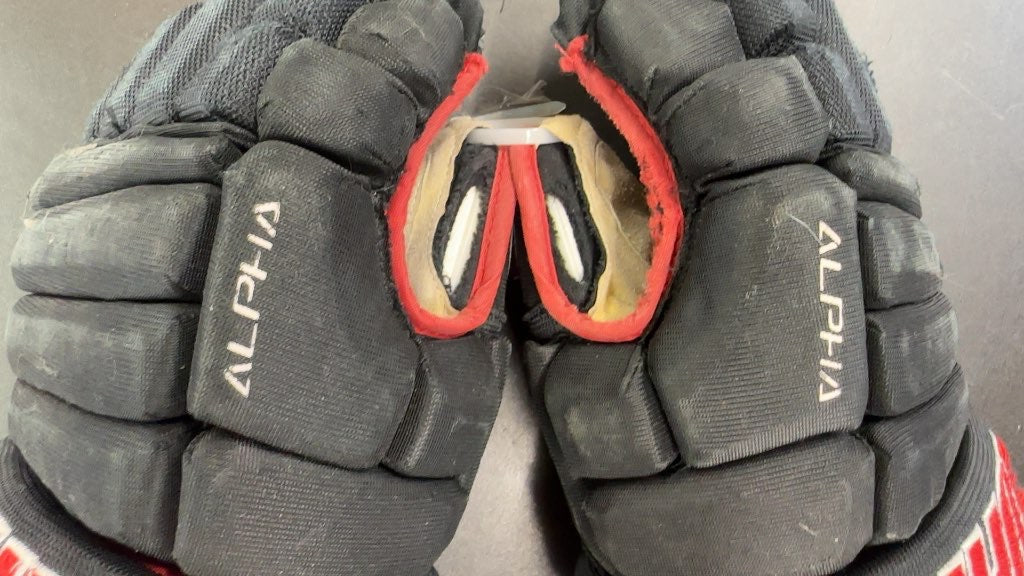 Warrior Alpha Hawks Hockey Gloves Black/Red Used 14"
Hole in one Palm
