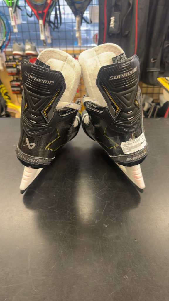 Bauer Supreme M40 Hockey Skates - Size 5
In very good condition