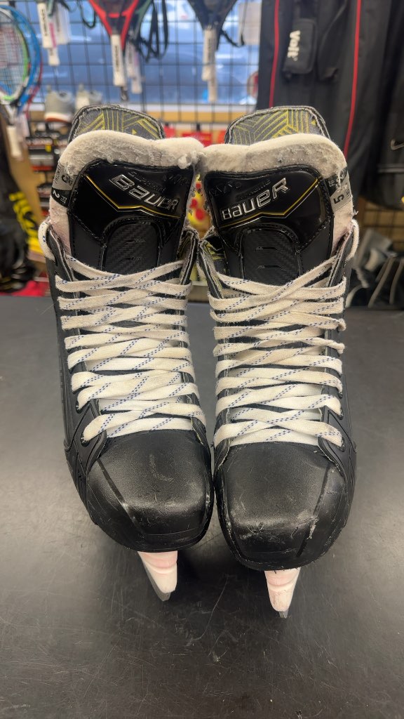 Bauer Supreme M40 Hockey Skates - Size 5
In very good condition