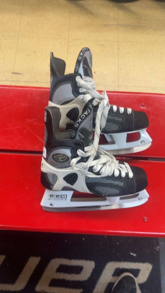 CCM 952 Super Tacks Hockey Skates - Size 8