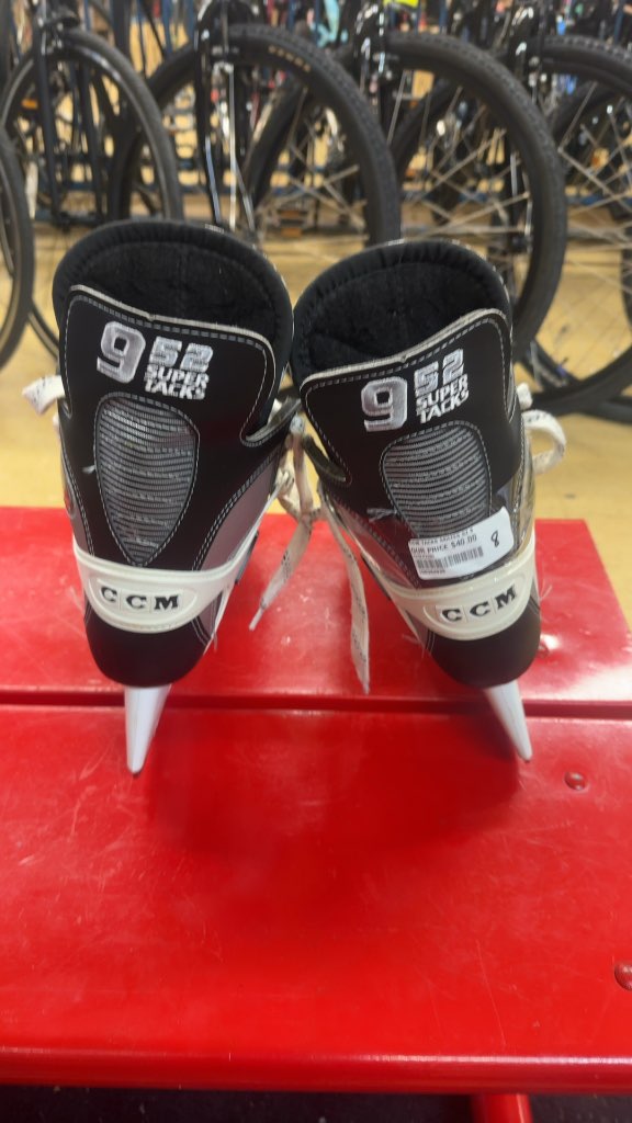 CCM 952 Super Tacks Hockey Skates - Size 8
