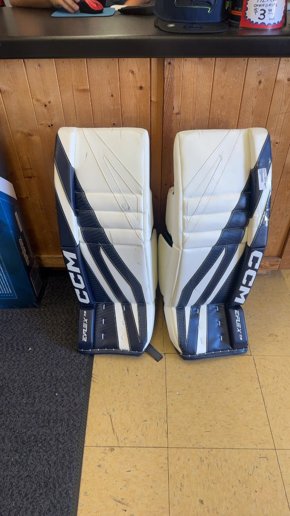 CCM EFlex 7.9 Goalie Pads - 30+1
In amazing condition, used three times.