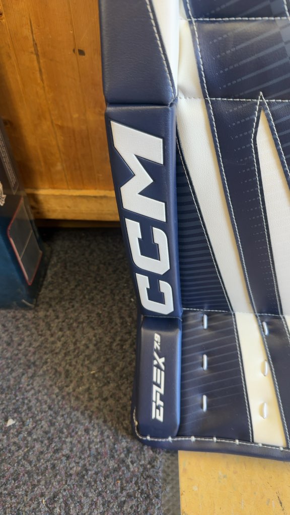 CCM EFlex 7.9 Goalie Pads - 30+1
In amazing condition, used three times.