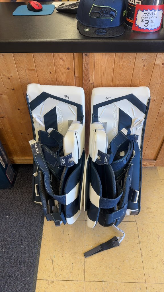 CCM EFlex 7.9 Goalie Pads - 30+1
In amazing condition, used three times.