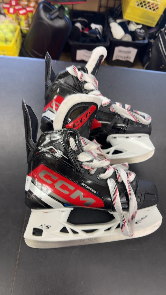 CCM JetSpeed FT670 Hockey Skates - Size 4 Regular almost brand new