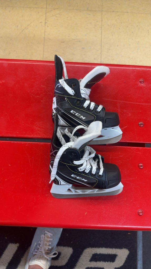 CCM Tacks 9040 Youth Ice Skates Good Condition Size 6Y