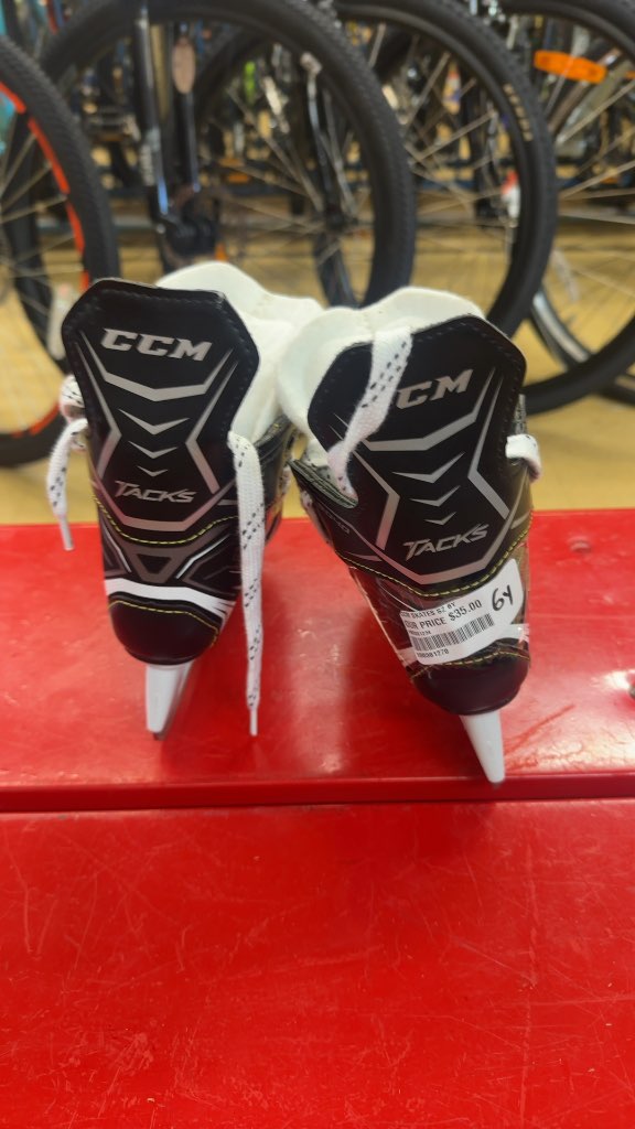 CCM Tacks 9040 Youth Ice Skates Good Condition Size 6Y