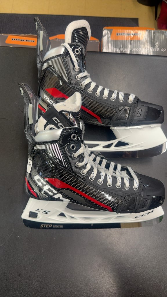 CCM Tacks AS-V Pro Hockey Skates Excellent Condition Size 9.25 custom skates with Black steel