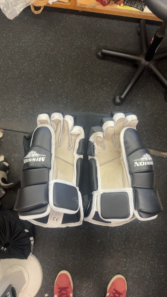 Mission Matrix Hockey Gloves Black/White Used 15”