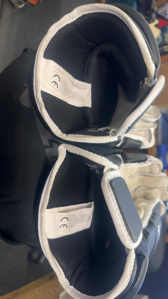 Mission Matrix Hockey Gloves Black/White Used 15”