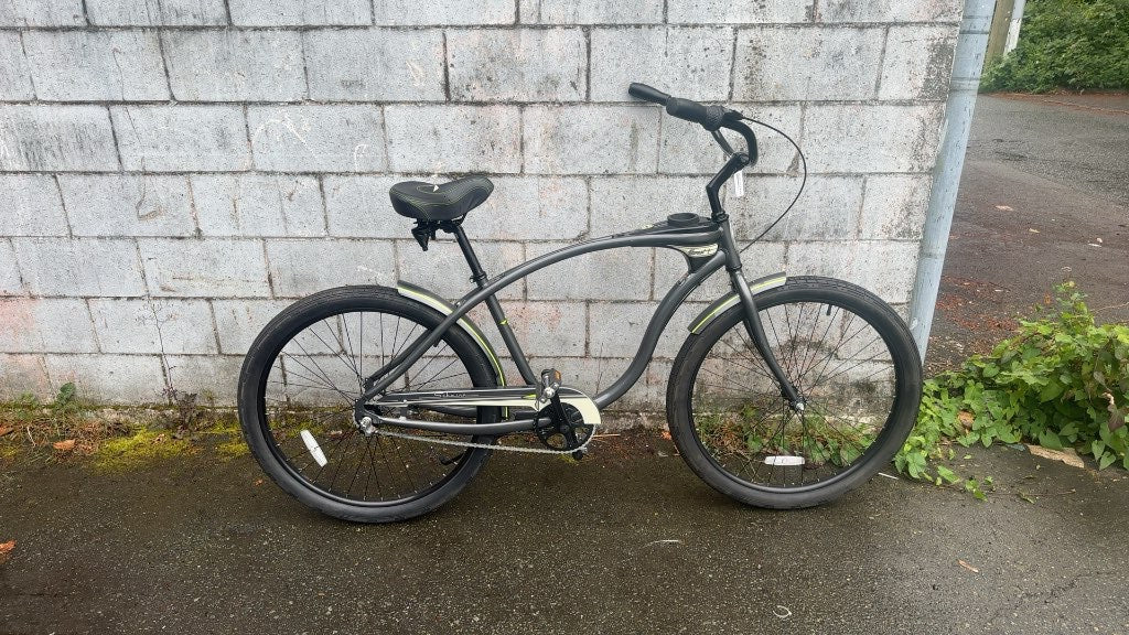 Schwinn Cruiser Bicycle 27.5" Wheel Grey/Lime very Good Condition