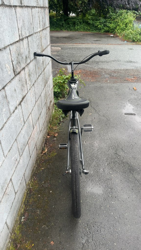 Schwinn Cruiser Bicycle 27.5" Wheel Grey/Lime very Good Condition