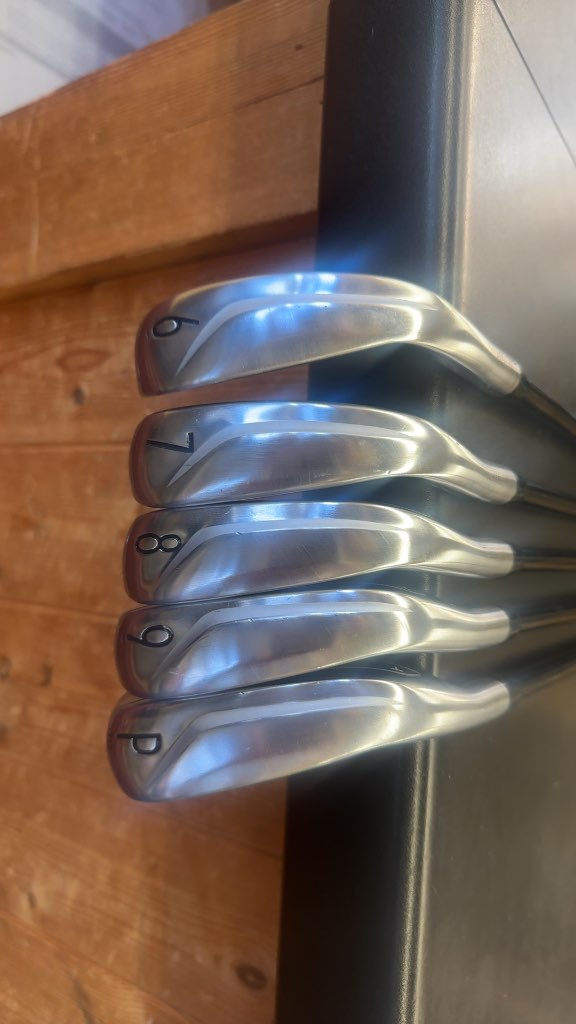 Titleist T400 Iron Set 6-PW Graphite Regular Flex Very Good Condition