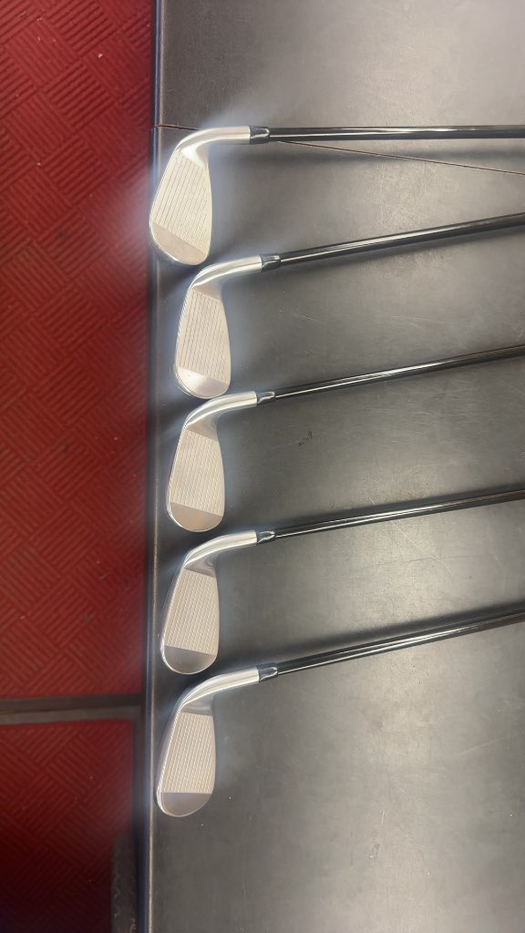 Titleist T400 Iron Set 6-PW Graphite Regular Flex Very Good Condition