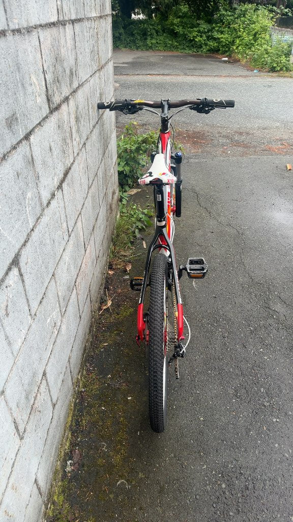 UCC VCL Road Bike 17" Frame 26" Wheels Red/White/Black very Good Condition